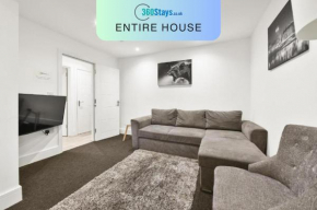 Rochfords Serviced House with 5 Bedrooms, 4 bathrooms up to 8 beds By 360Stays
